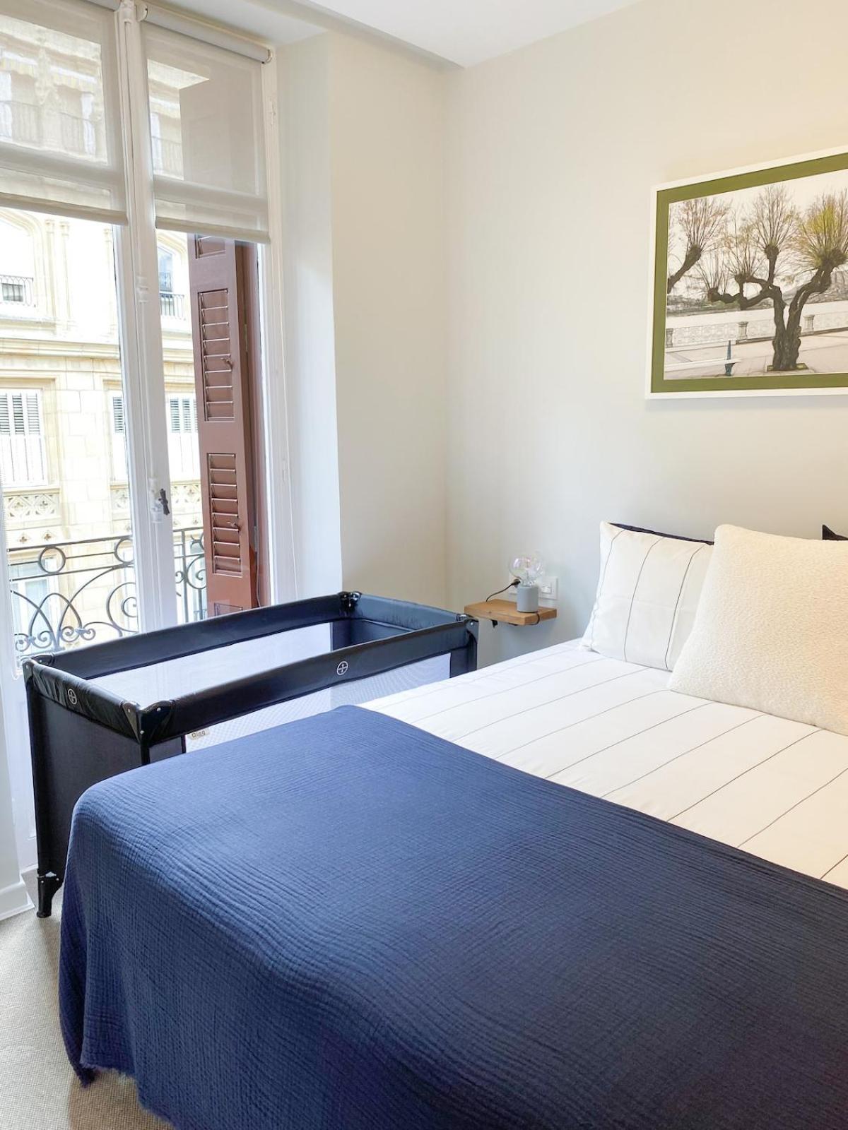 Comfortable Modern Escape 4 Bed 2 Bath Apartment *