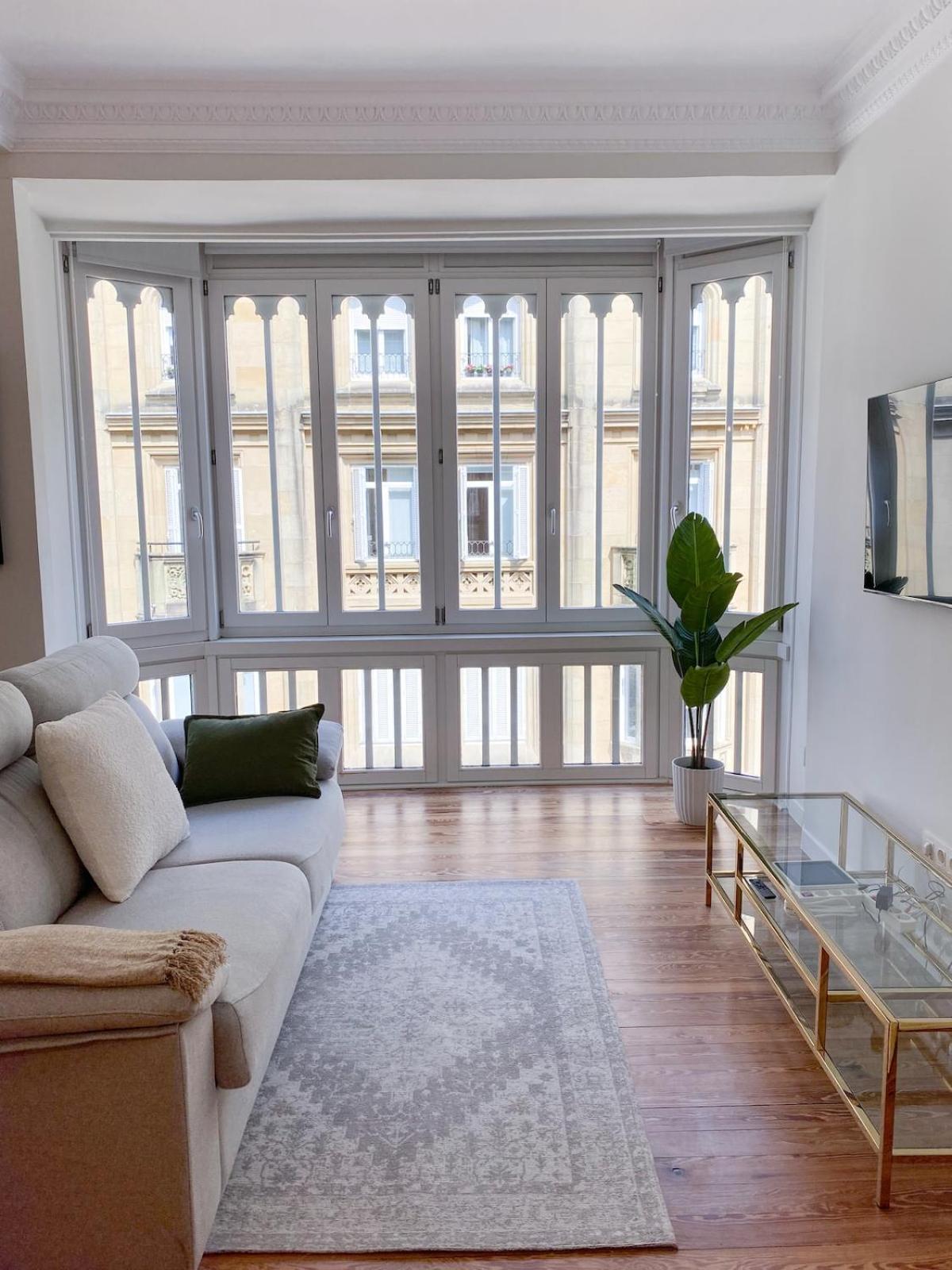 Comfortable Modern Escape 4 Bed 2 Bath Apartment *