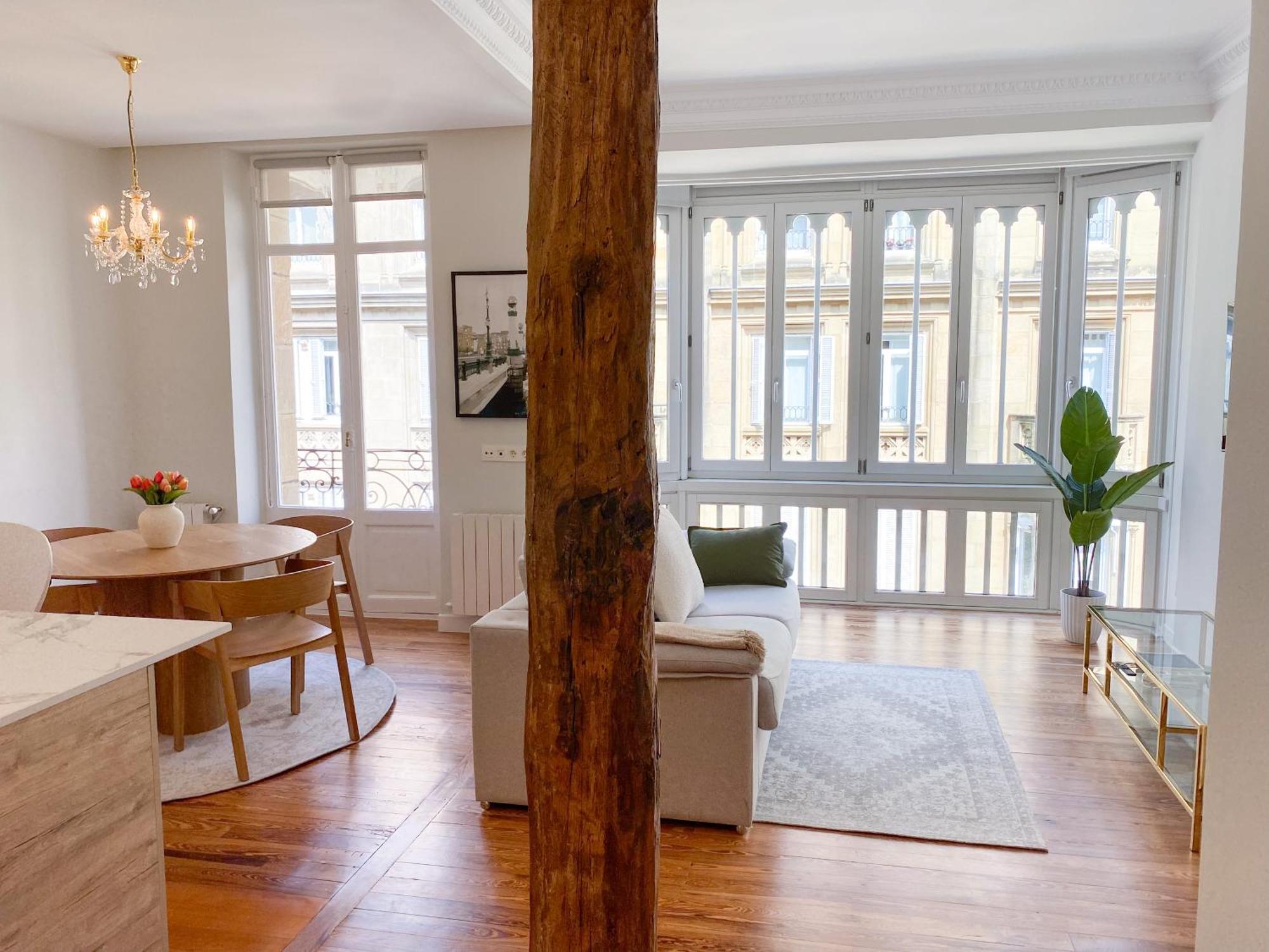 Comfortable Modern Escape 4 Bed 2 Bath *